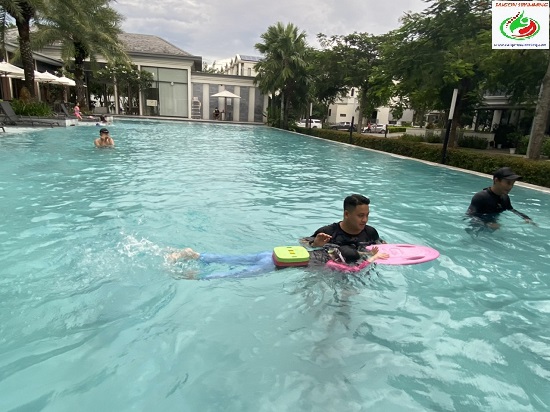 Giáo viên chỉnh sửa kỹ thuật bơi cho bé ở lớp học bơi Quận Tân Bình